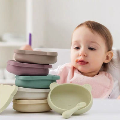 Gli utensili d'alimentazione del bambino della tazza divisi insieme della piastrina di aspirazione del silicone della ciotola di aspirazione danno